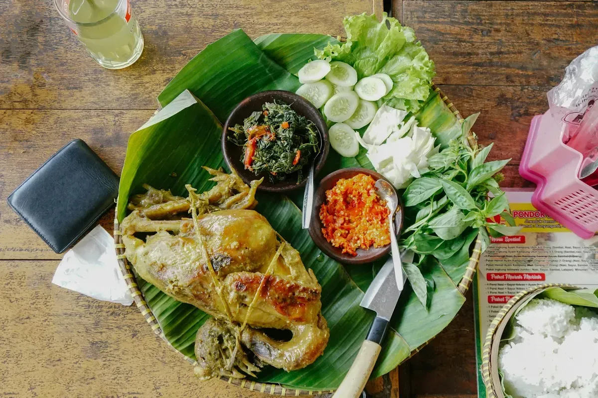 Kalau kita bicara makanan Sunda, hampir pasti yang pertama kali muncul di kepala adalah lalapan. (Sumber: Unsplash | Foto: Keriliwi)