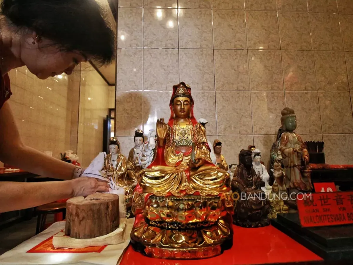 Pembersihan patung dewa di Vihara Dharma Ramsi, Gang Ibu Aisah, Jalan Cibadak, Kota Bandung (Sumber: Ayobandung.com | Foto: Irfan Al-Faritsi)
