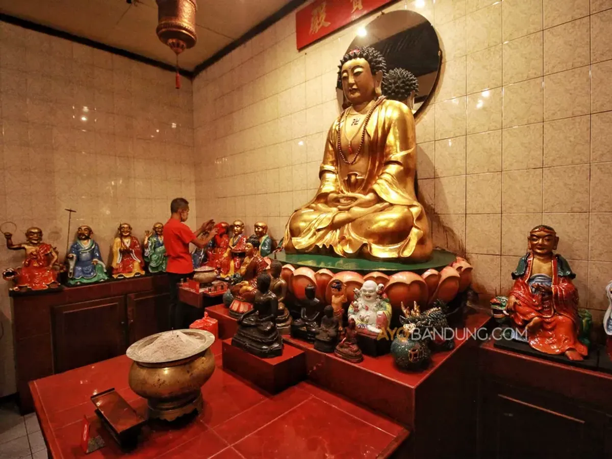 Pembersihan patung dewa di Vihara Dharma Ramsi, Gang Ibu Aisah, Jalan Cibadak, Kota Bandung (Sumber: Ayobandung.com | Foto: Irfan Al-Faritsi)