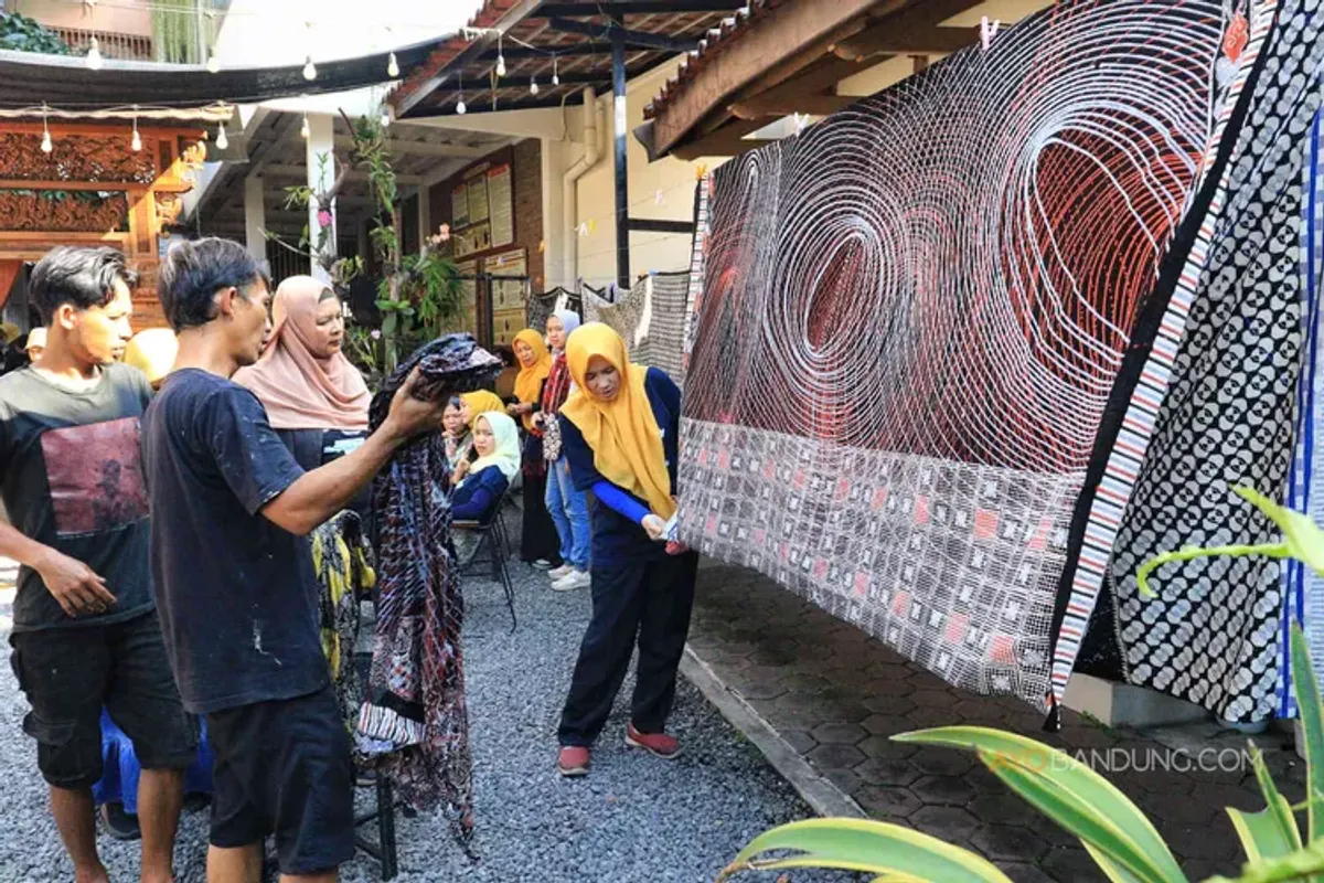 Pelatihan membatik di Rumah Batik Komar. (Sumber: Ayobandung.com | Foto: Irfan Al-Faritsi)