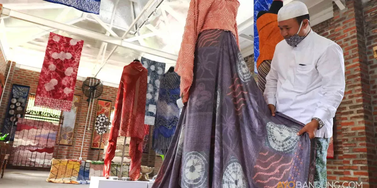 Pemilik Batik Komar, Komarudin Kudiya, memperlihatkan salah satu motif batik produknya (Sumber: Ayobandung.com | Foto: Fira Nursyabani)