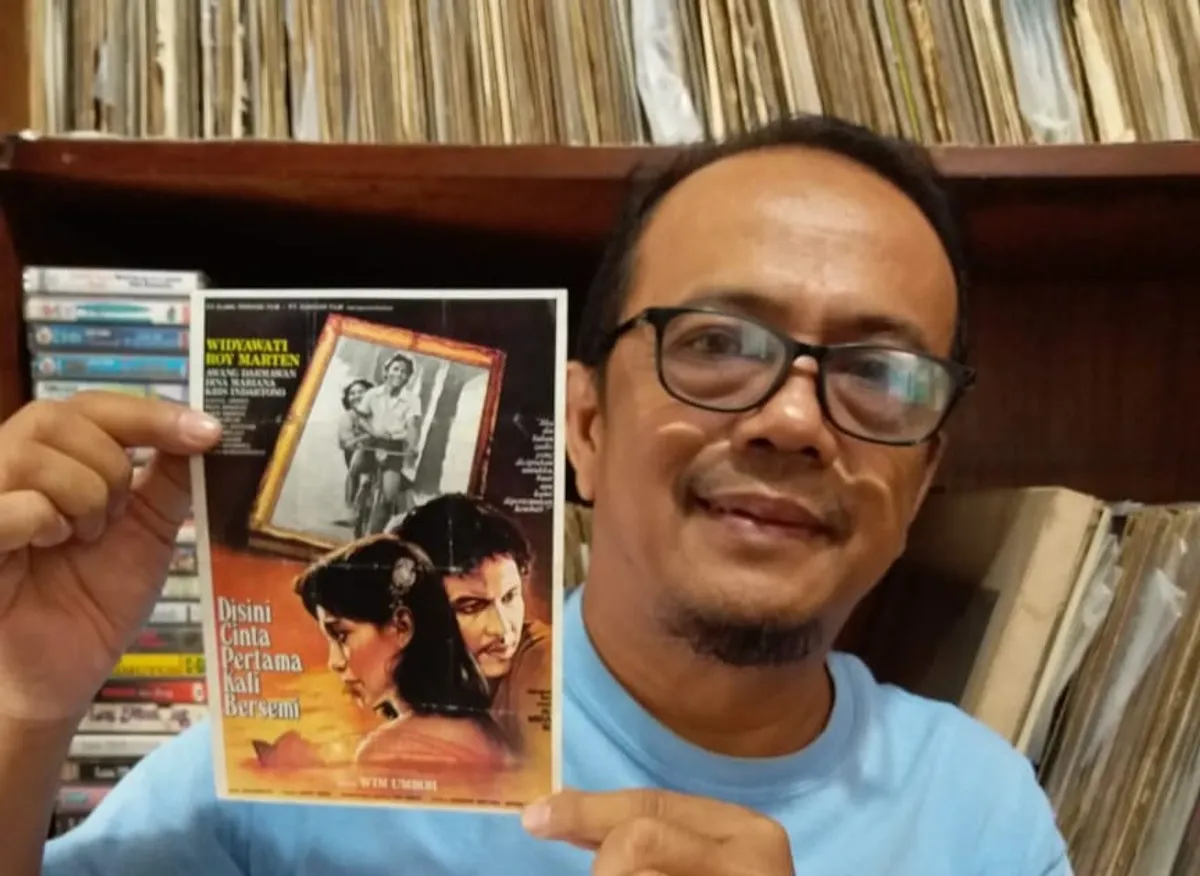 Penulis memegang flyer film lawas yang diputar bioskop Bandung era 1980-an. (Sumber: Dokumentasi Penulis)