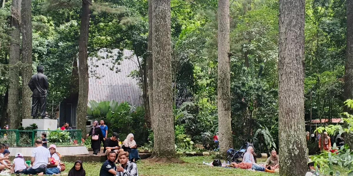 Asyik Botram di Kawasan Kebun Binatang Bandung. Tradisi ini pun diungkapkan telah berlangsung sejak tahun 1957. (Sumber: Ayobandung.com | Foto: Muslim Yanuar)