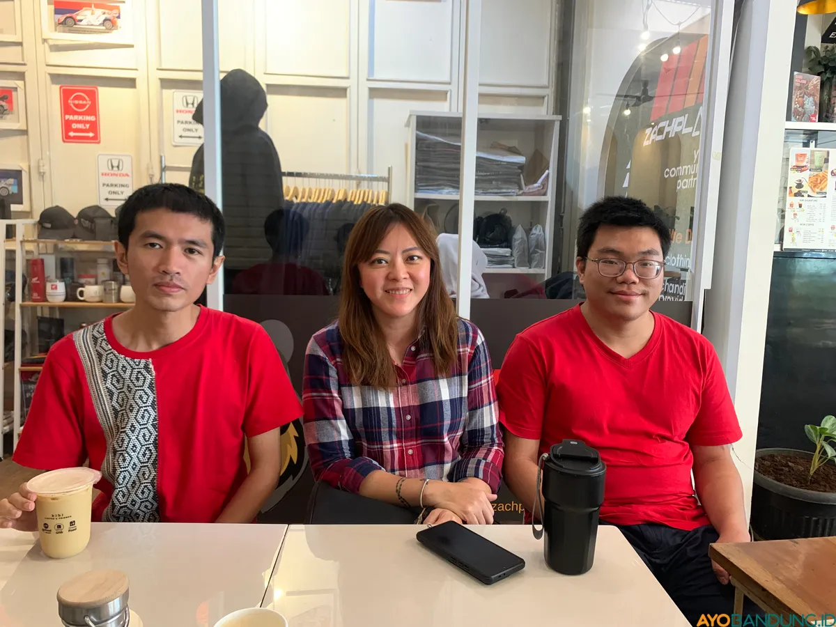 Christine Widya Praja (tengah), Kepala Kurikulum Skill Center Percik Insani, yang menjadi partner kolaborasi di Kibi Kopi. (Sumber: ayobandung.id | Foto: Halwa Raudhatul)