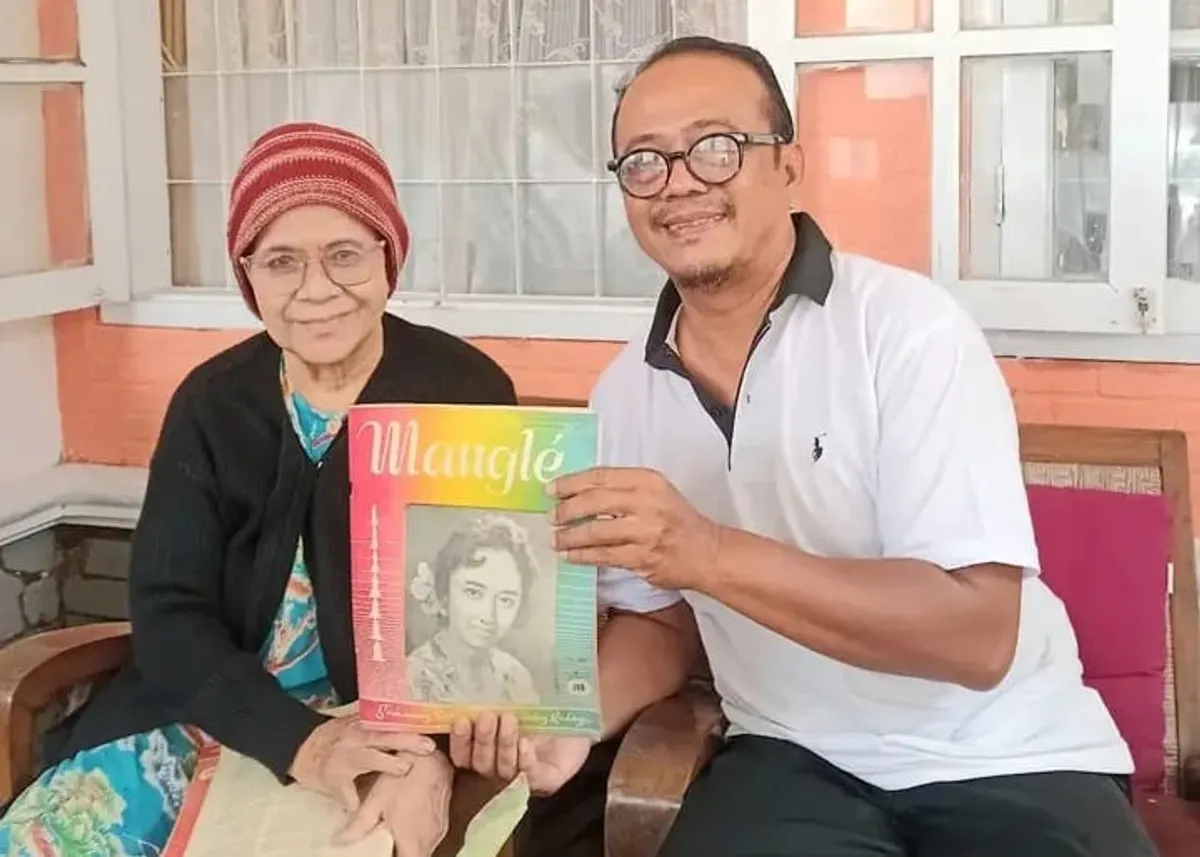 Kin Sanubary bersama Bu Aam Amalia sastrawan Sunda ti Majalah Mangle. (Sumber: Dokumentasi Penulis)