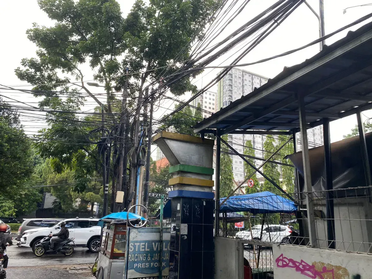 Ilustrasi utilitas kota yang semrawut yakni tiang dan kabel telekomunikasi (Sumber: Ayobandung.id | Foto: Masayu K)