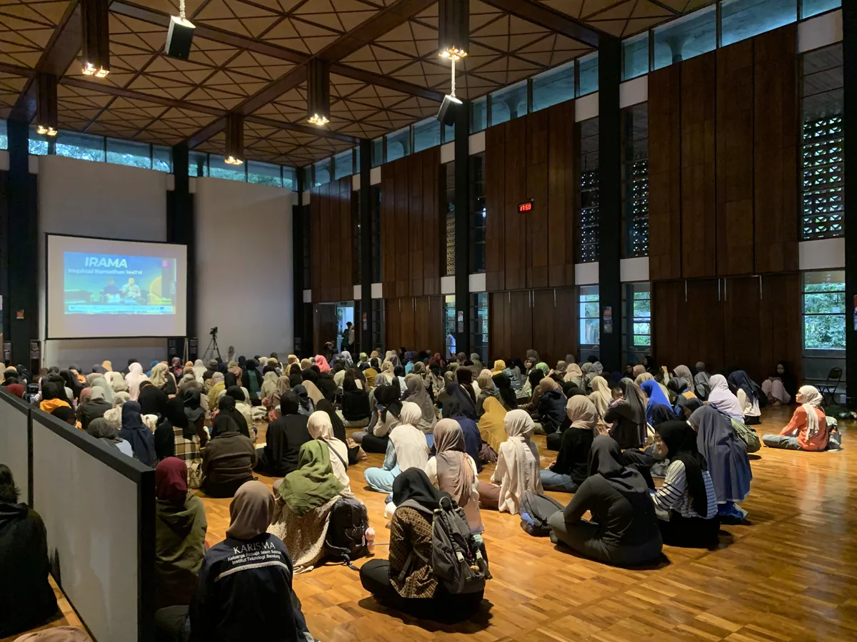 Kajian Inspirasi Ramadhan (IRAMA) dengan tema "Generasi Cinta Quran Membangun Masa Depan" di Masjid Salman ITB. (Sumber: ayobandung.id | Foto: Halwa Raudhatul)