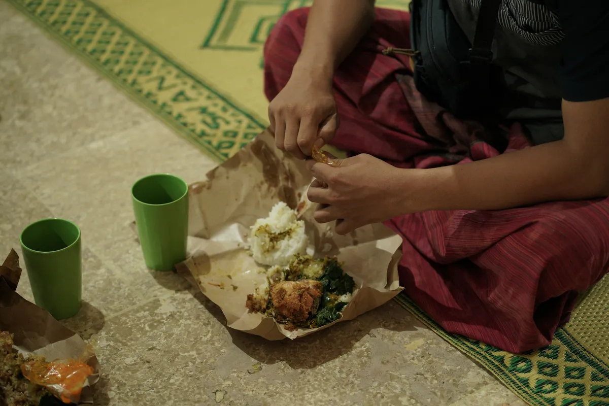 Ilustrasi makan masakan khas Indonesia. (Sumber: Unsplash | Foto: Masjid Pogung Raya)