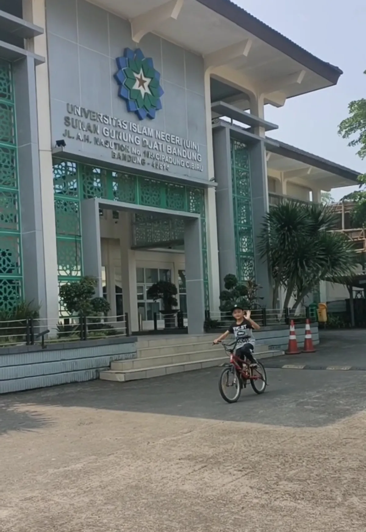 Aa Akil tengah asyik bermain sepeda di depan Gedung O. Djauharuddin AR Kampus I UIN Bandung, Sabtu 10 Mei 2025 (Sumber: Istimewa | Foto: IBN GHIFARIE)