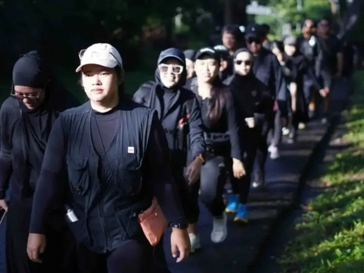 Warga Bandung tengah jalan santai bersama komunitas Kaki Besi Club. (Sumber: Ayobandung.id | Foto: Istimewa)