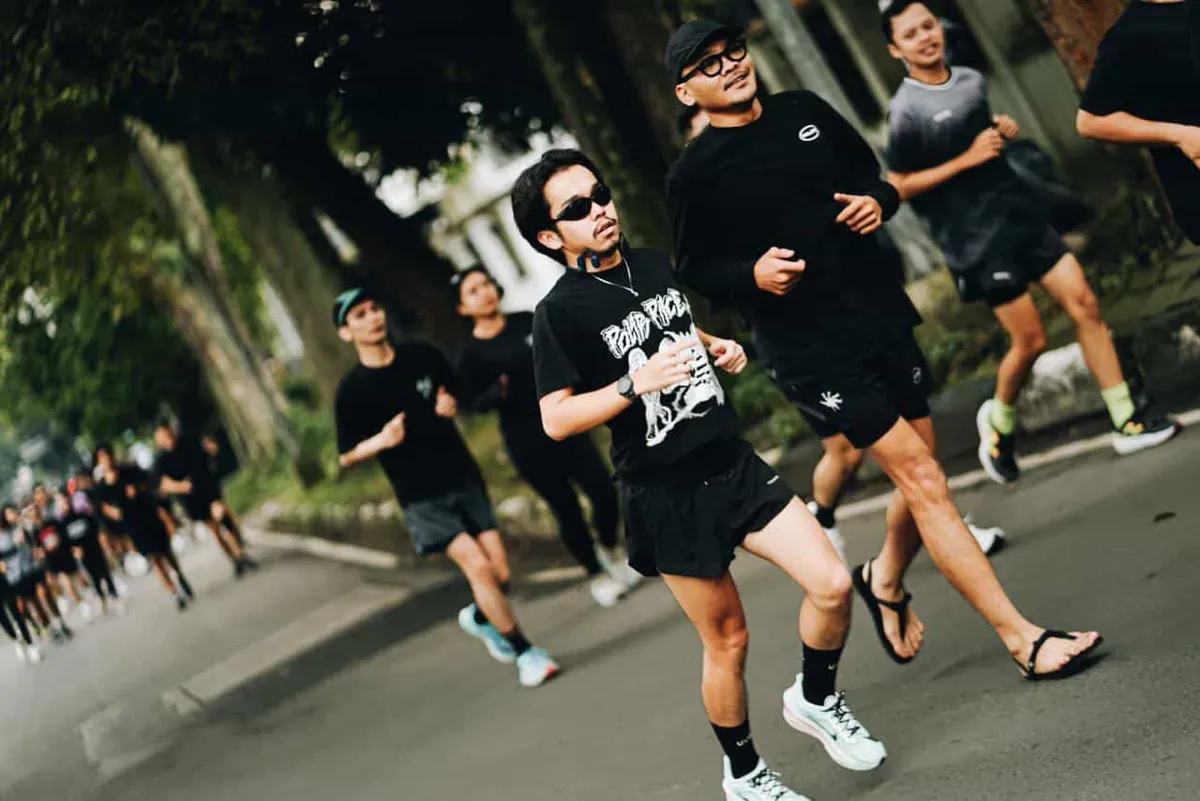 Sejumlah pelari melintas di kawasan Dago, Kota Bandung. (Foto: Reyhan Syahla)