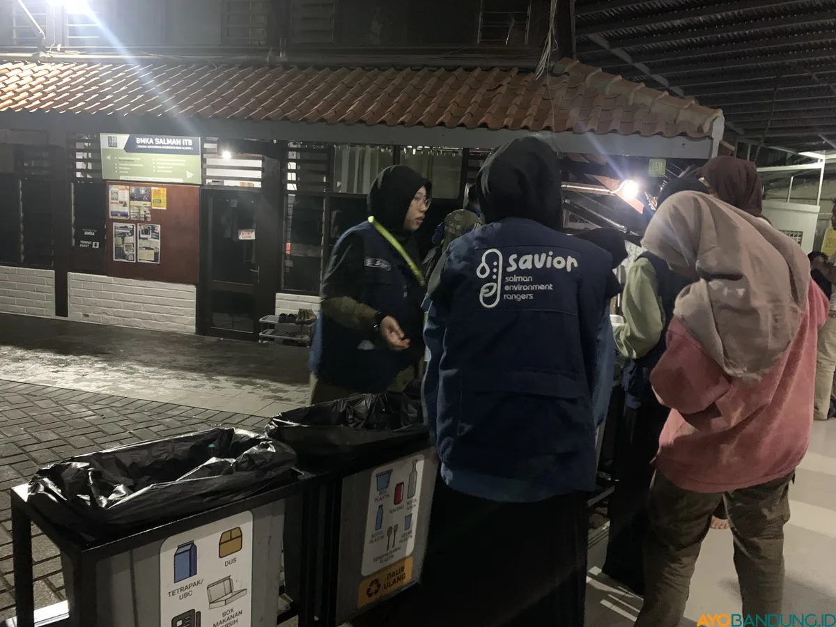 Relawan dan tim dari SAVIOR memisahkan sampah organik dan anorganik agar tidak tercampur. (Sumber: ayobandung.id | Foto: Halwa Raudhatul)