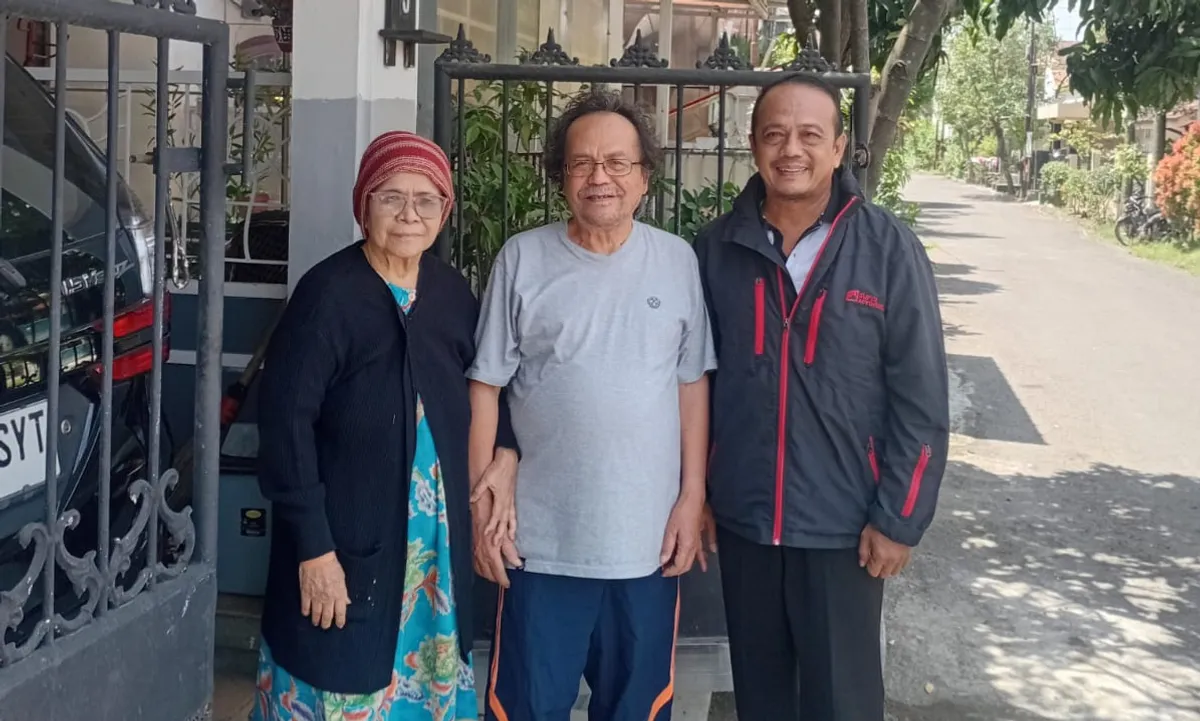 Penulis bersama sastrawan Sunda Aam Amilia dan Abdullah Mustappa di kediamannya. (Sumber: Dokumentasi Penulis)