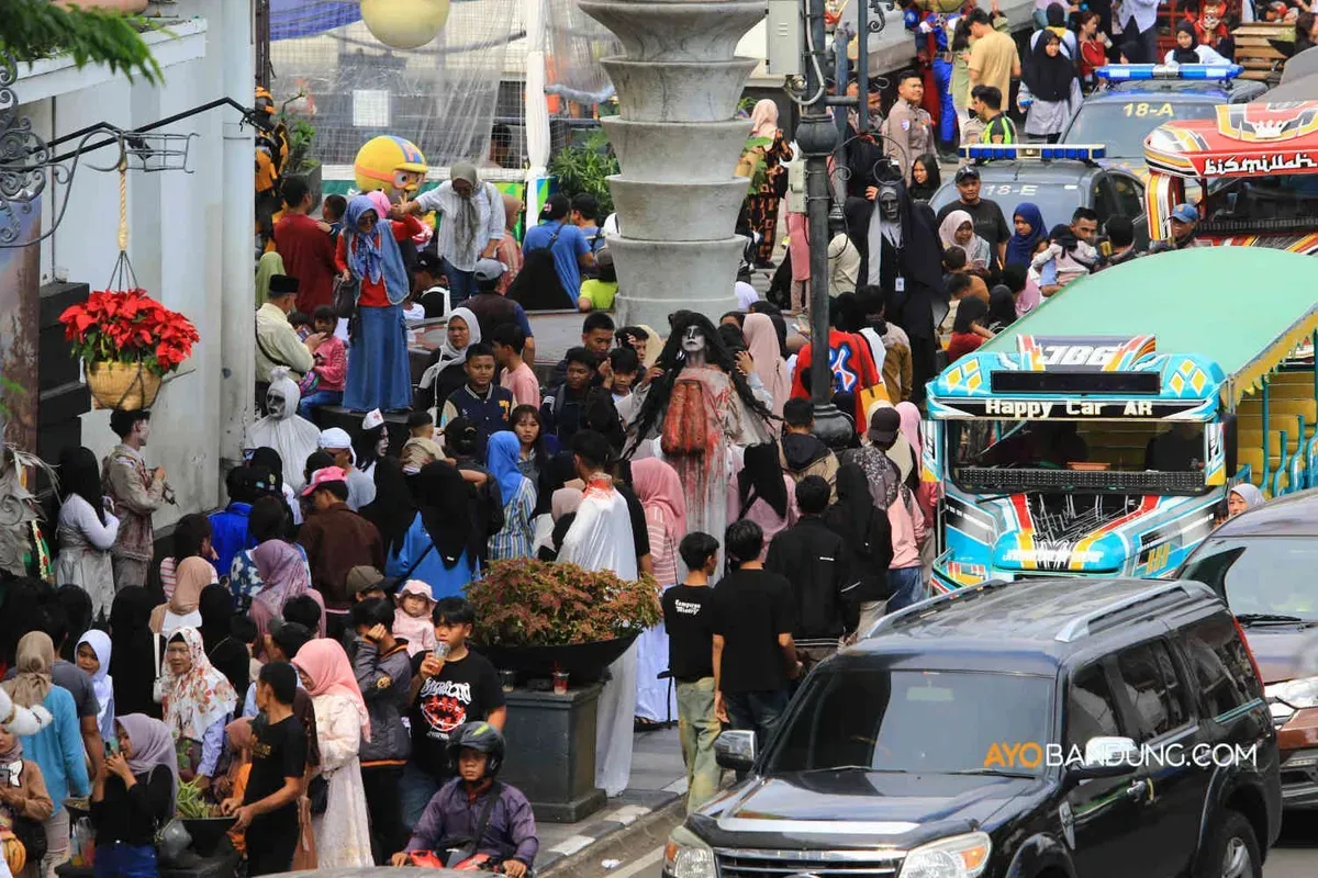 Sejumlah kendaraan terjebak kemacetan di Jalan Asia Afrika, Kota Bandung, Sabtu 5 April 2025. (Sumber: Ayobandung.id | Foto: Irfan Al-Faritsi)
