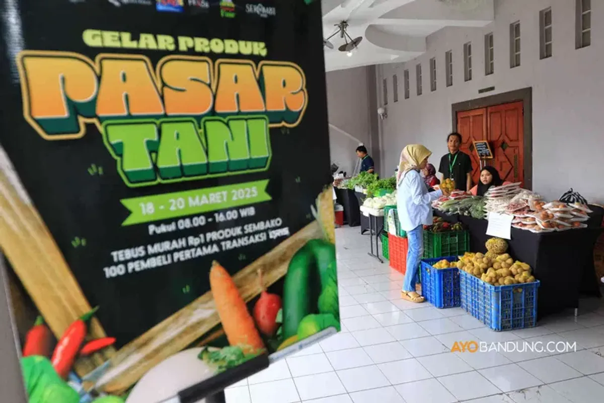 Pengunjung belanja pada Gelar Produk Pasar Tani di Bale Asri Pusdai, Jalan Diponegoro, Kota 
Bandung, Selasa 18 Maret 2025. (Sumber: Ayobandung.com | Foto: Irfan Al-Faritsi)