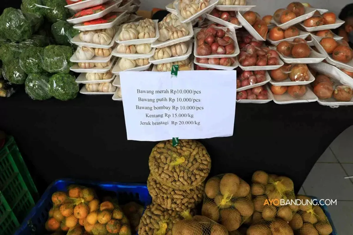 Pengunjung belanja pada Gelar Produk Pasar Tani di Bale Asri Pusdai, Jalan Diponegoro, Kota Bandung, Selasa 18 Maret 2025. (Sumber: Ayobandung.com | Foto: Irfan Al-Faritsi)