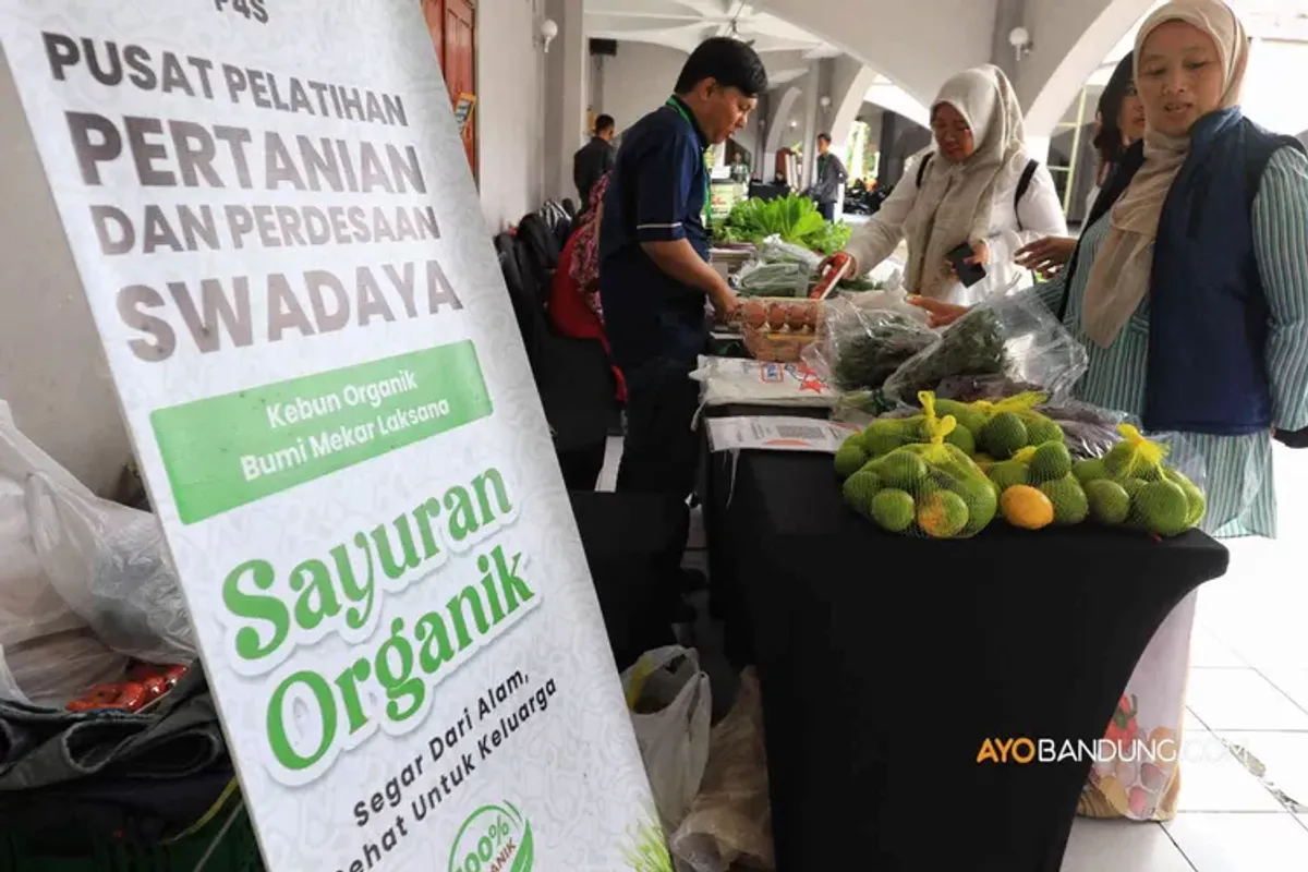Pengunjung belanja pada Gelar Produk Pasar Tani di Bale Asri Pusdai, Jalan Diponegoro, Kota Bandung, Selasa 18 Maret 2025. (Sumber: Ayobandung.com | Foto: Irfan Al-Faritsi)