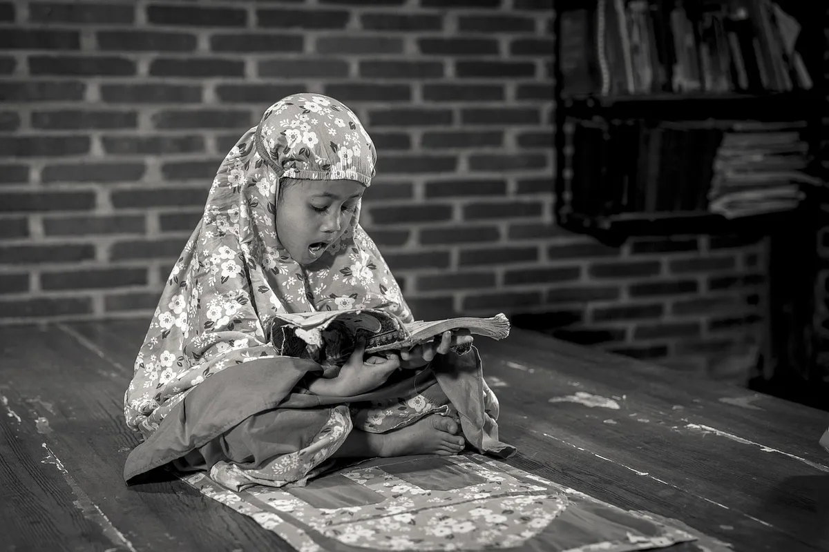 Seorang anak sedang mengaji. (Sumber: Pixabay | Foto: Joko_Narimo)