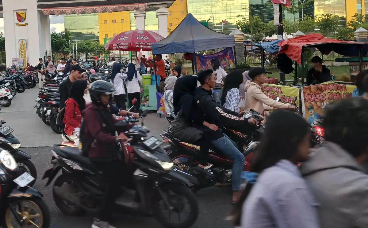 Pasar Takjil dadakan di Jalan Gading Tutuka, Kabupaten Bandung. (Sumber: Ayobandung.id)