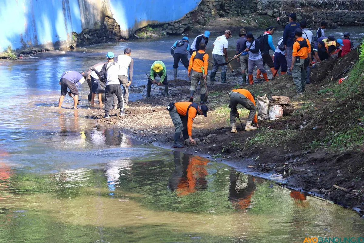 Salah satu penyebab pencemaran di Teras Cikapundung adalah peternakan di bagian hulu yang membuang langsung kotoran hewannya. (Sumber: ayobandung.id | Foto: Irfan Al Faritsi)