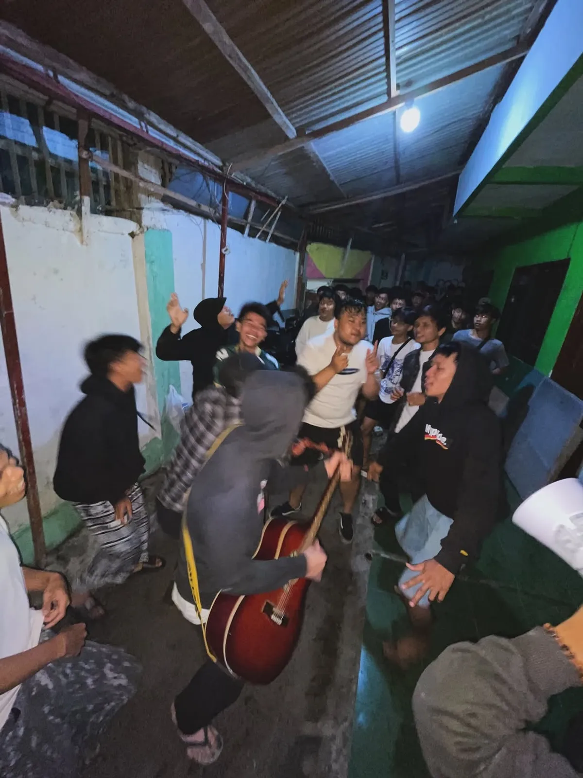 Remaja di Sekeloa Selatan berkeliling menyusuri gang sambil melanturkan lagu-lagu untuk membangunkan warganya untuk sahur. (Sumber: Instagram | Foto: @sekeloaselatann)