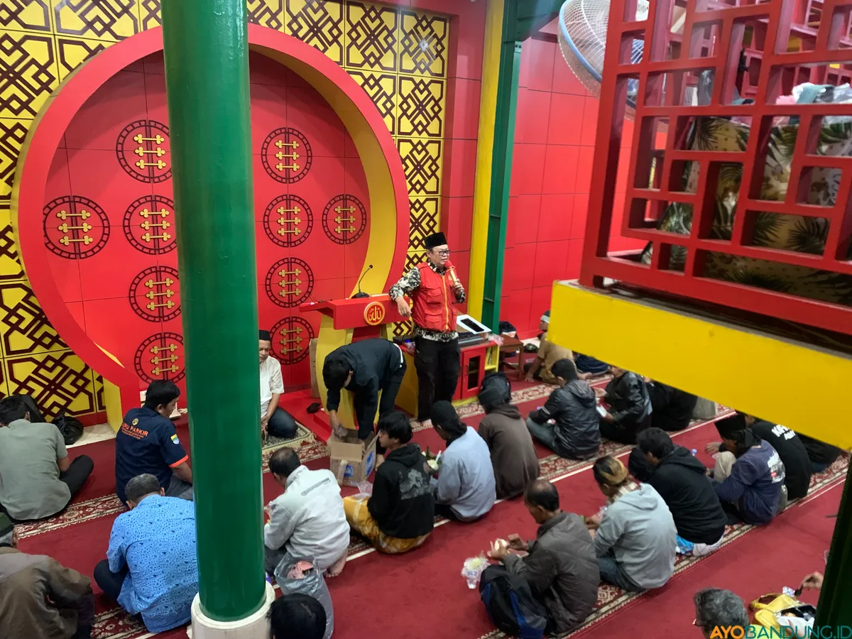 Suasana ramadan di Masjid Lauetze 2 di Jalan Tamblong, Kota Bandung. (Sumber: ayobandung.id | Foto: Halwa Raudhatul)