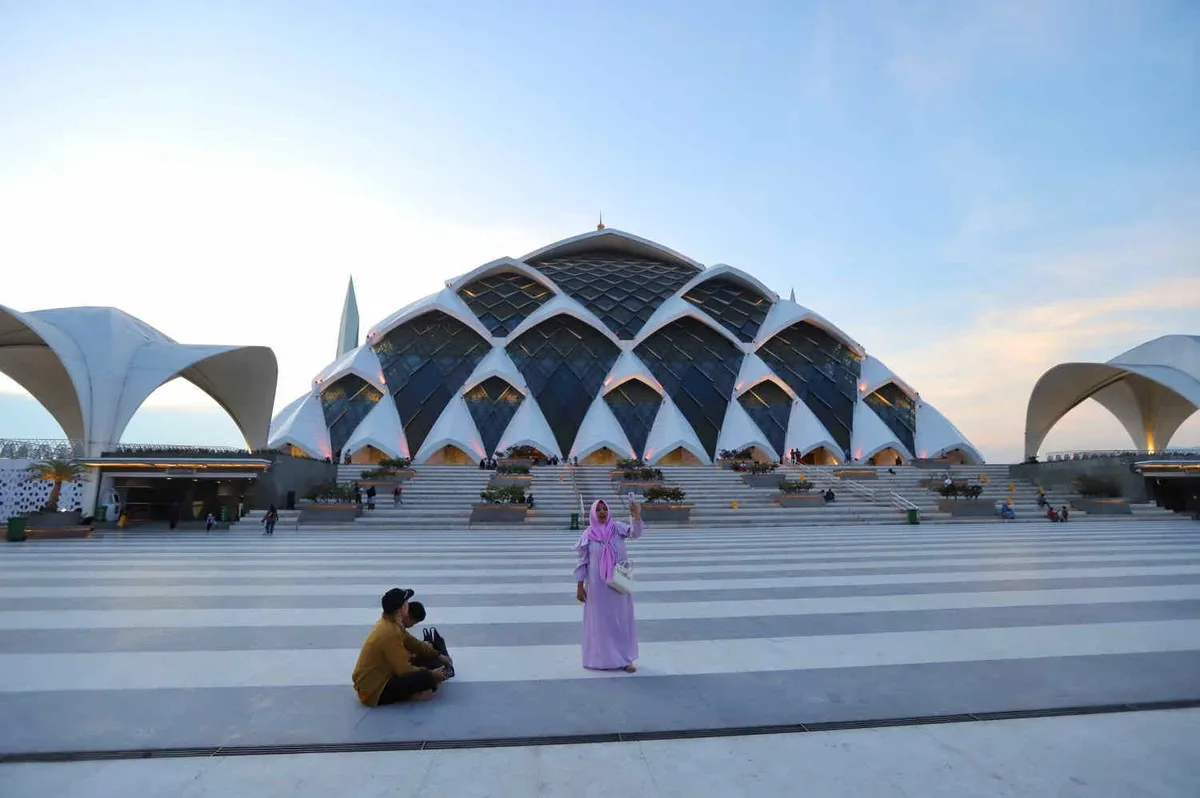 Warga menunggu waktu berbuka puasa (ngabuburit) di Masjid Raya Al Jabbar, Gedebage, Kota Bandung, Kamis 6 Maret 2025. (Sumber: Ayobandung.id | Foto: Irfan Al-Faritsi)