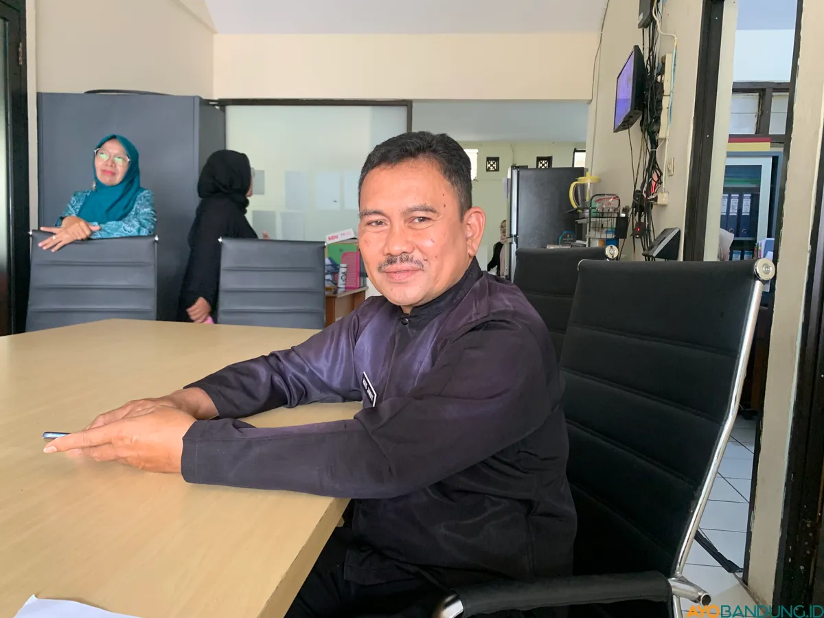Kepala Seksi Kesejahteraan Sosial Kelurahan Sukapura, Agus Jami’ah. (Sumber: ayobandung.id | Foto: Halwa Raudhatul)