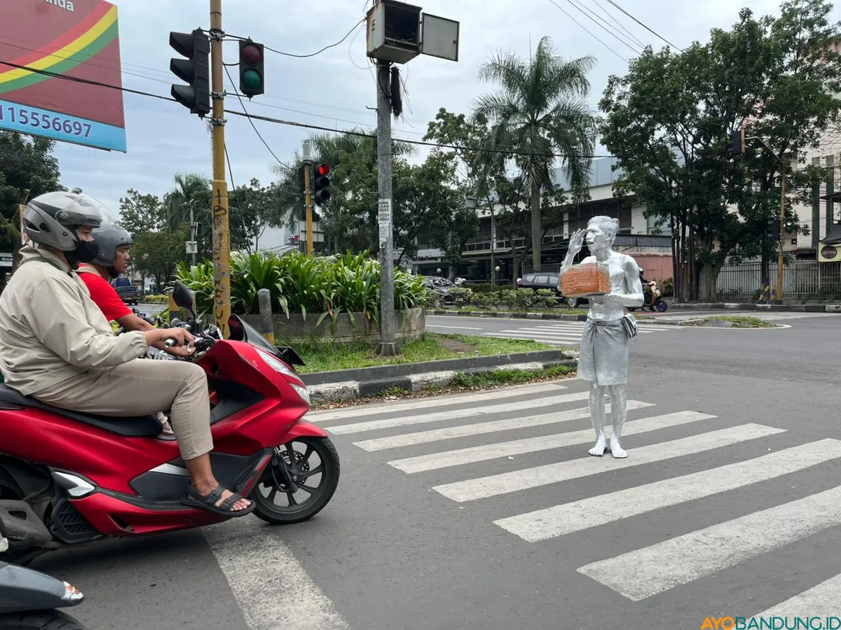 Teguh menggunakan silver body paint yang dicampur minyak kelapa untuk mengecat sekujur tubuhnya. (Sumber: ayobandung.id | Foto: Ilham Maulana)