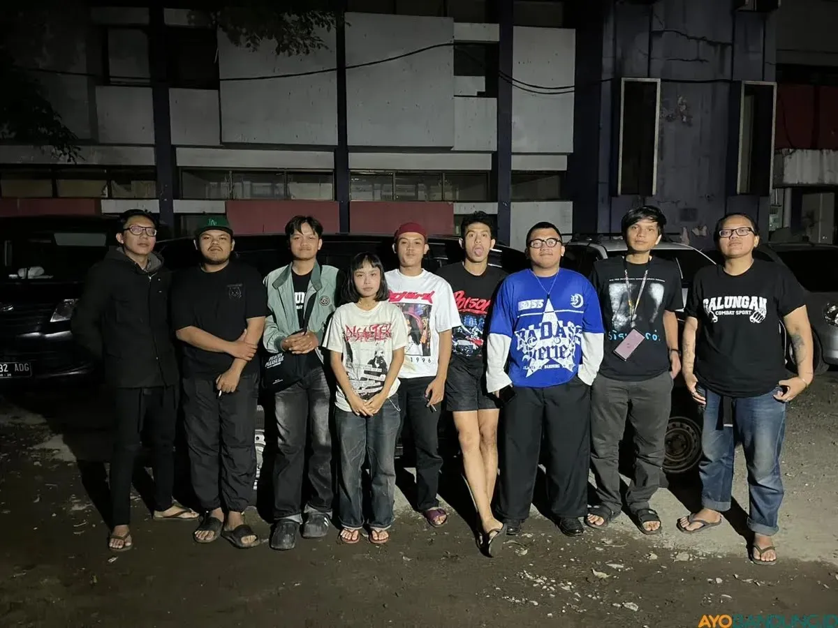 Anak-anak muda Sekeloa Selatan pelaku tradisi bangunin sahur. (Sumber: Ayobandung.id | Foto: Ilham Maulana)