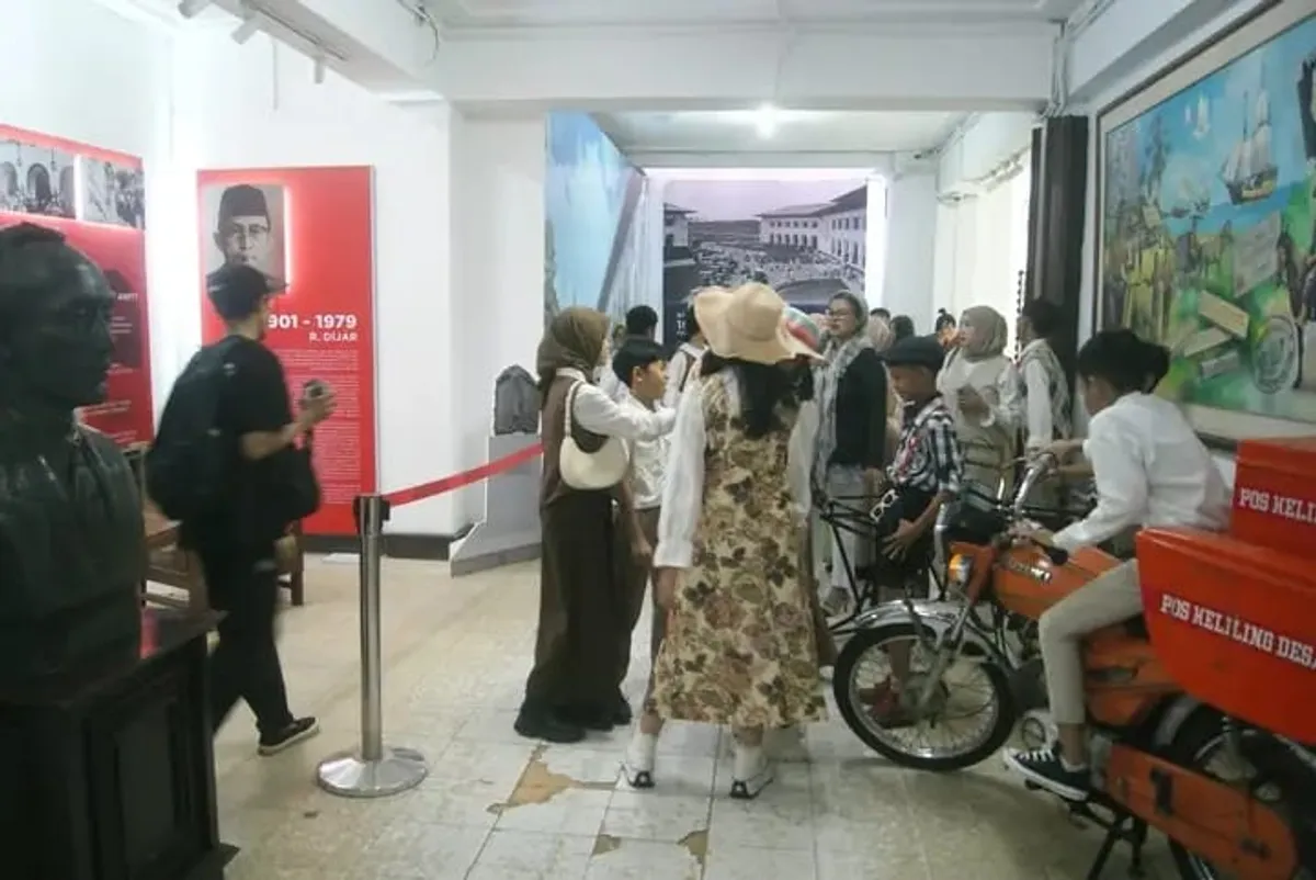 Pengunjung Museum Pos Indonesia dari kalangan pelajar. (Sumber: Dokumentasi Penulis)