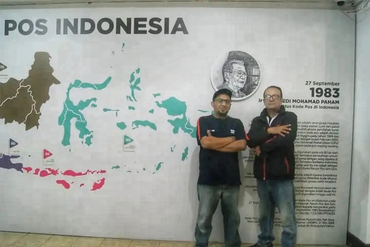 Penulis bersama Zamzam Zamakhsyary, edukator Museum Pos Indonesia. (Sumber: Dokumentasi Penulis)