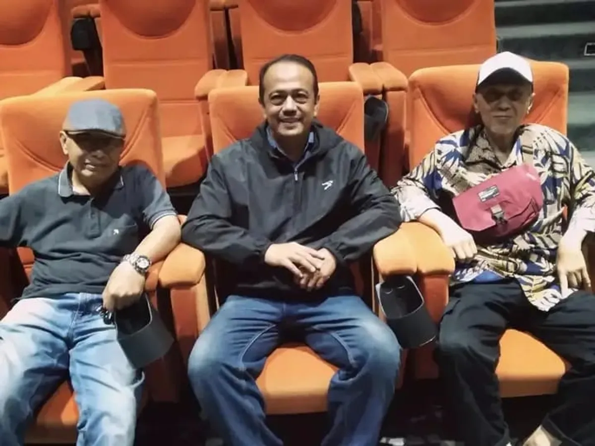 Penulis bersama redaktur Aktuil, Aah Sumardan dan Odang Danuatmadja, saat pemutaran film dokumenter Aktual of Aktuil di Bandung Creative Hub, tahun 2023. (Sumber: Dokumentasi Penulis)