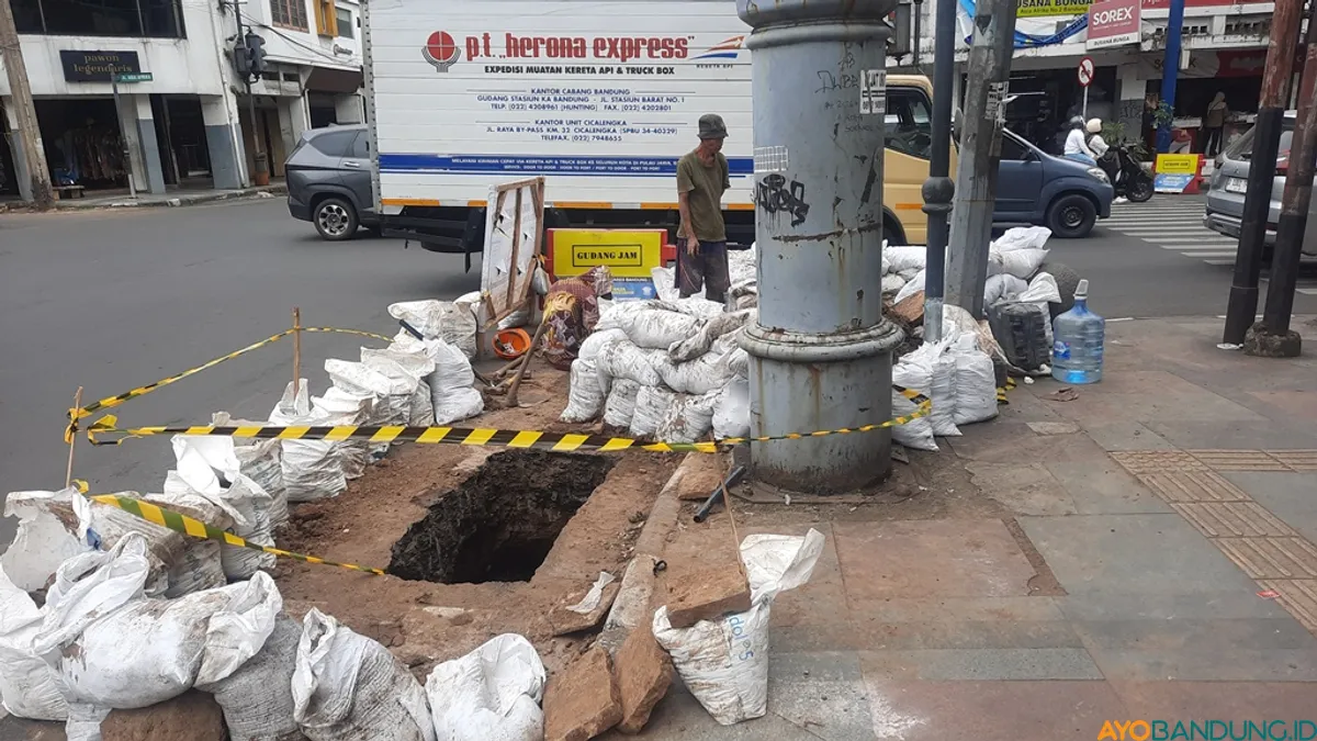 Pekerja sedang membereskan galian kabel di Jalan Otista, Jumat (27/2). (Sumber: ayobandung.id | Foto: Nisrina Nuraini)