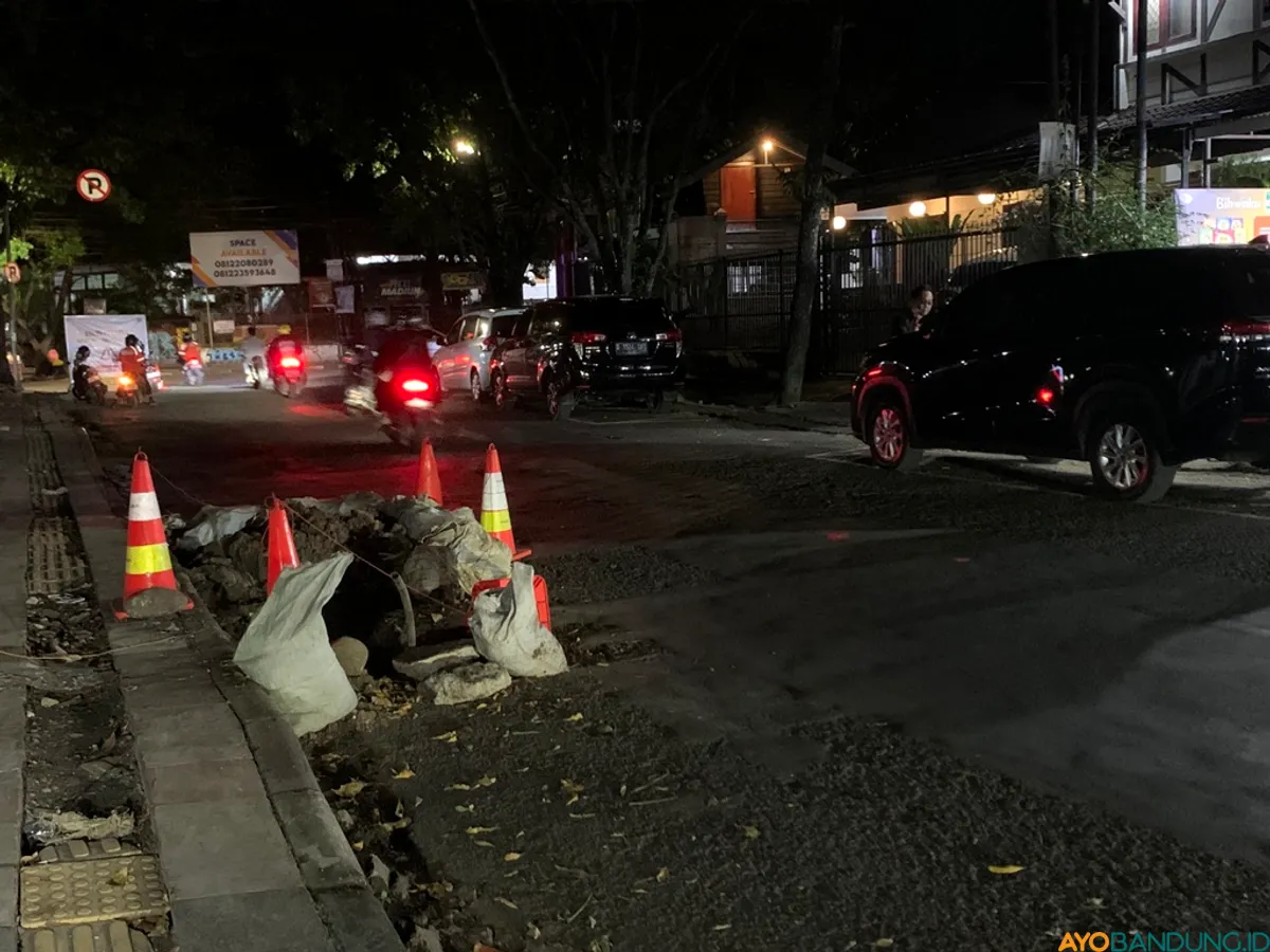 Lubang galian di kawasan Tamansari Kota Bandung pada Kamis (26/2) malam. (Sumber: ayobandung.id | Foto: Halwa Raudhatul)
