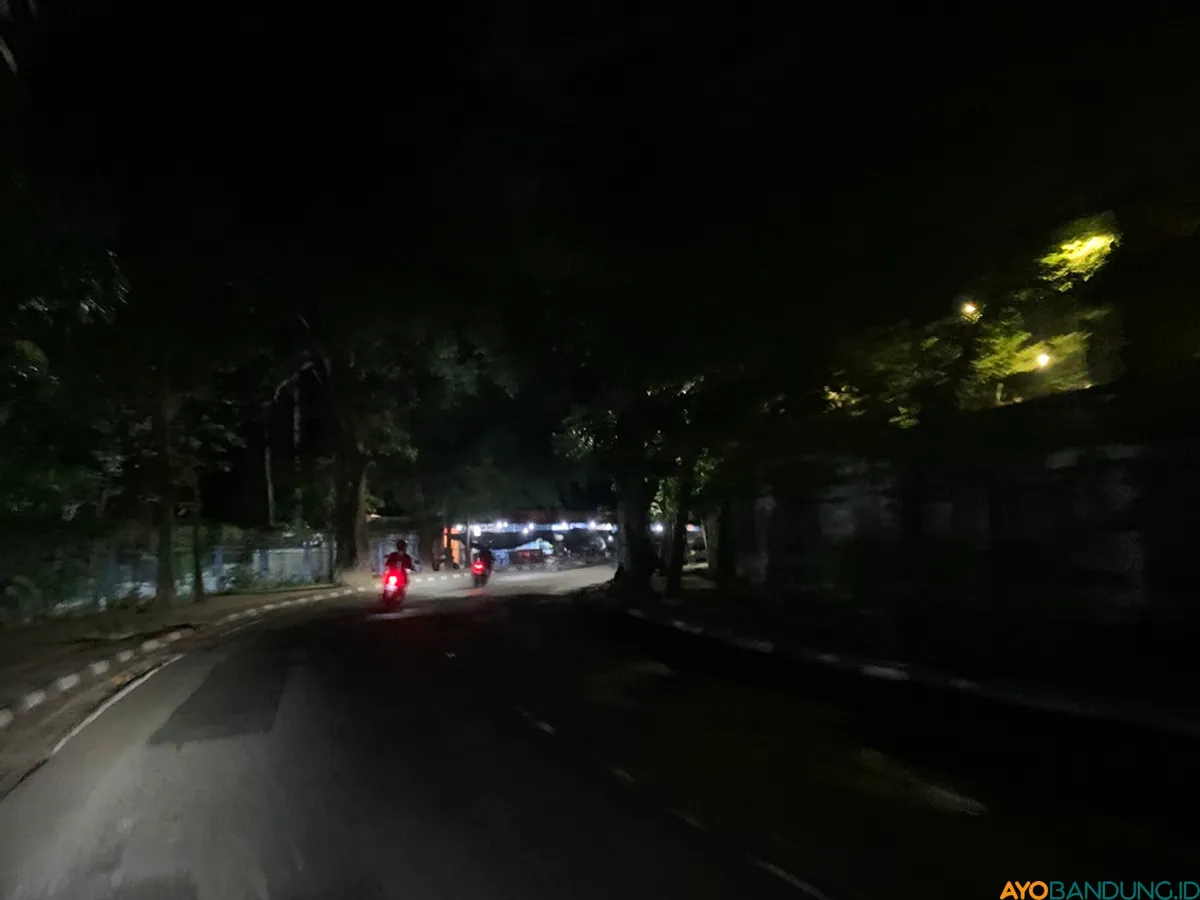 Jalan Taman Sari yang gelp akibat minim pencahayaan dari JPU, Kamis (26/2) malam. (Sumber: ayobandung.id | Foto: Halwa Raudhatul)