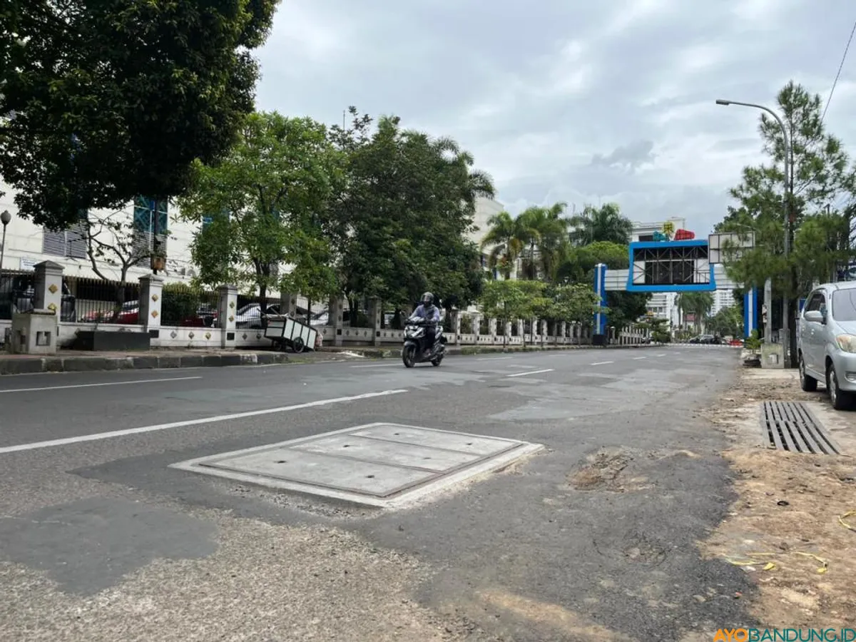Kondisi di sebagian Jalan Lengkong Besar, Kota Bandung yang bergelombang dan berlubang, Jumat (27/2). (Sumber: ayobandung.id | Foto: Ilham Maulana)