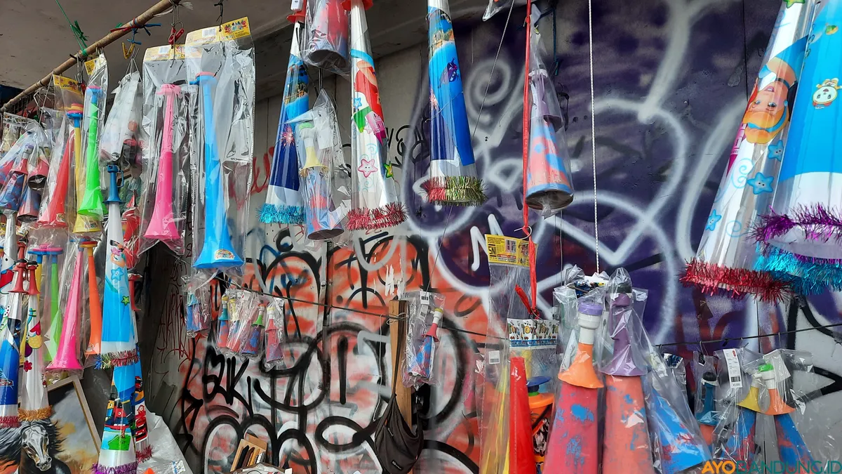 Deretan terompet yang dijual jelang pergantian tahun. (Sumber: ayobandung.id | Foto: Nisrina Nuraini)