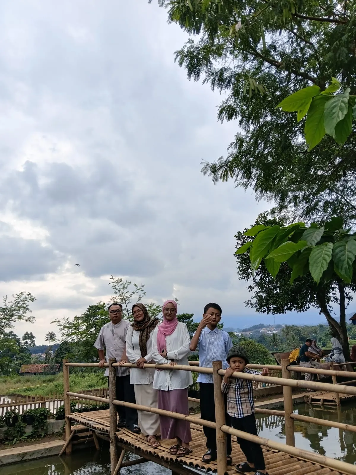 Jembatan bambu di Kampung Kawangi memancarkan keindahan dan kehangatan alam pedesaan (Sumber: Istimewa | Foto: Ibi Kawangian)