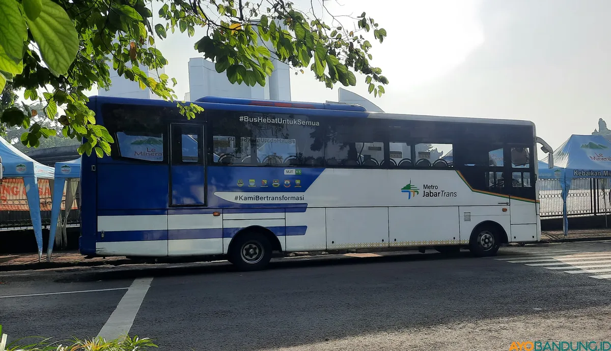 Bus Metro Trans Jabar di Halte Unpad Dipatiukur, Kota Bandung. (Sumber: ayobandung.id | Foto: Nisrina Nuraini)
