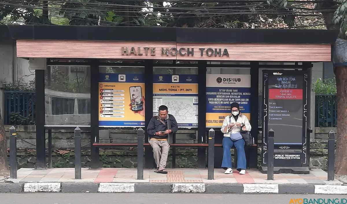 Pengguna Metro Trans Jabar menunggu bus di Halte Mochamad Toha, Kota Bandung. (Sumber: ayobandung.id | Foto: Nisrina Nuraini)