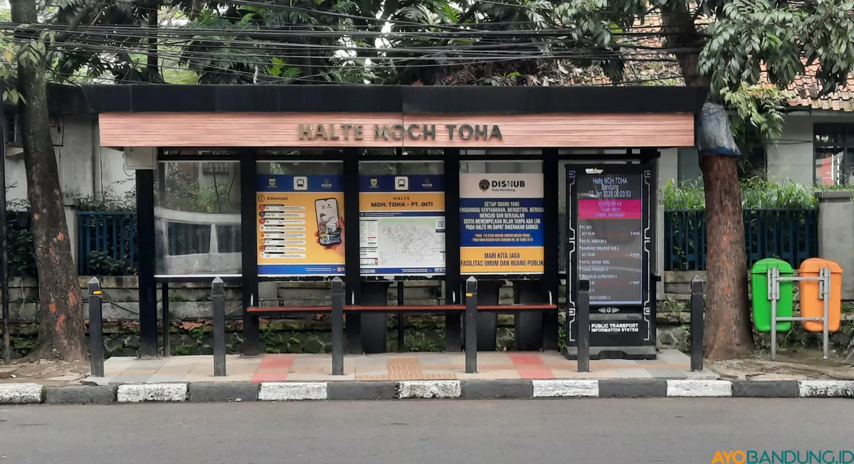 Halte Mochamad Toha yang sudah direnovasi, tampak kanopinya yang baru. (Sumber: ayobandung.id | Foto: Nisrina Nuraini)