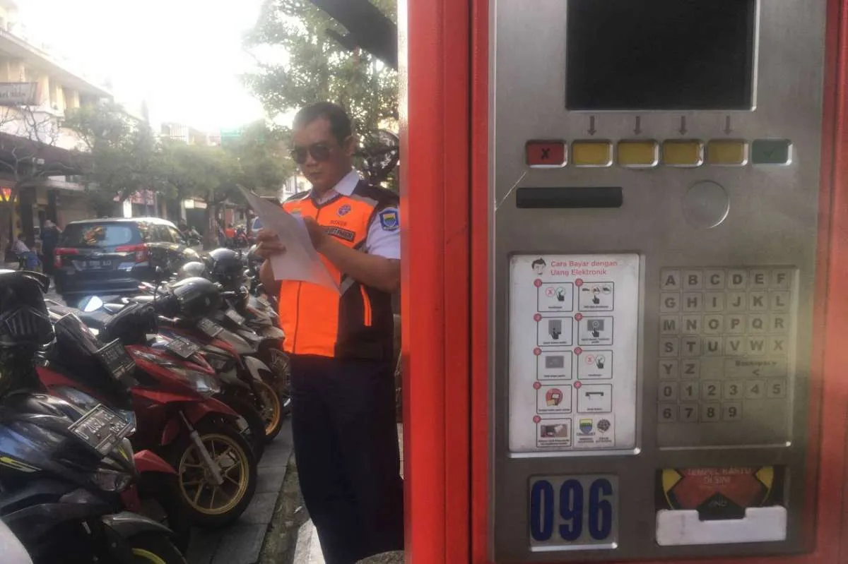 Pemerintah Kota (Pemkot) Bandung memastikan akan terus menertibkan parkir liar. Termasuk terus mengedukasi petugas parkir agar bertindak sesuai aturan. (Sumber: Pemprov Jabar)