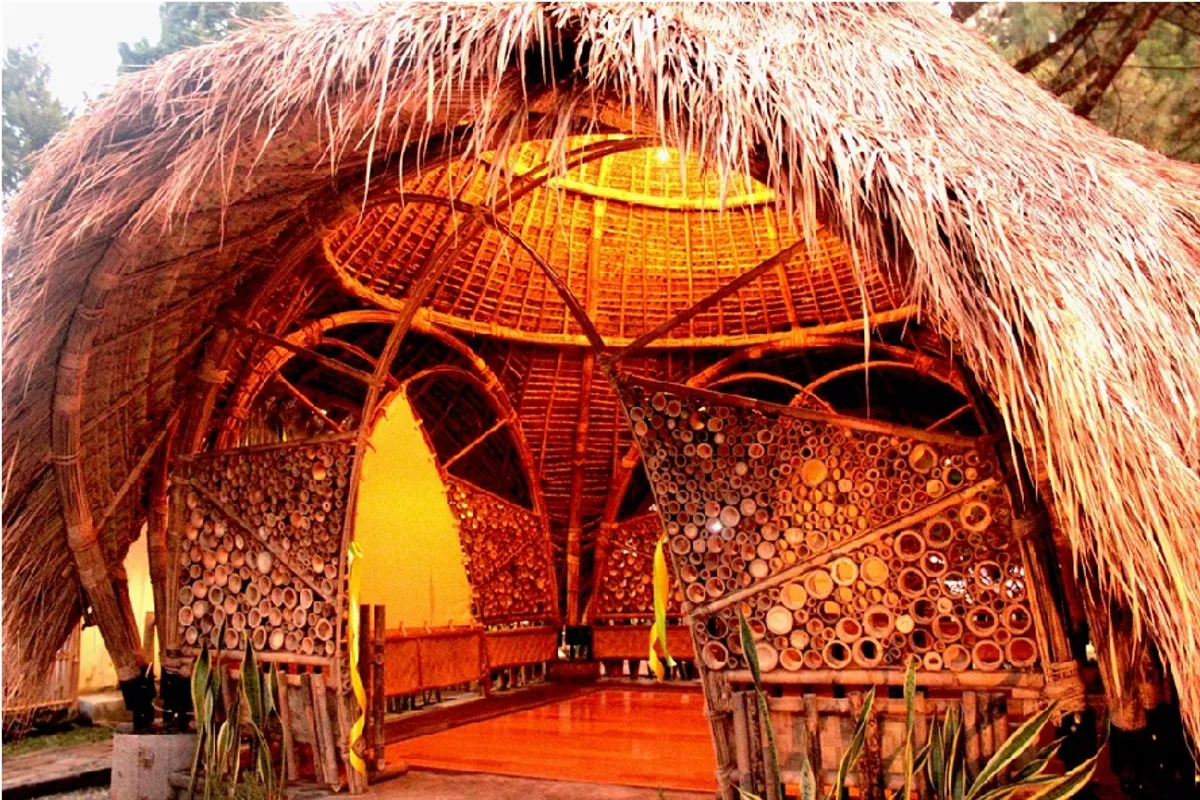 Mushola dari material bambu (Sumber: LPPM UNPAR (https://lppm.unpar.ac.id/pengabdian-masyarakat-rancang-bangun-bangunan-bambu/))