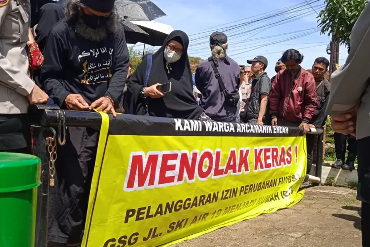 Puluhan warga Arcamanik Endah, Kota Bandung melakukan aksi unjuk rasa sebagai bentuk protes terhadap adanya dugaan alih fungsi lahan. (Sumber: AyoBandung.com | Foto: Gilang Fathu Romadhan)