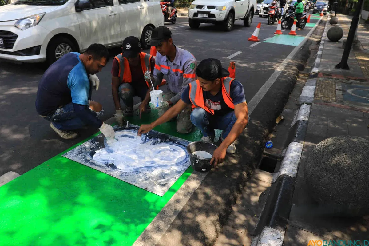 Pengecatan ulang jalur khusus sepeda untuk meningkatkan kenyamanan dan juga meningkatkan keselamatan lalulintas pengguna sepeda. (Sumber: ayobandung.id | Foto: Irfan Al Faritsi)