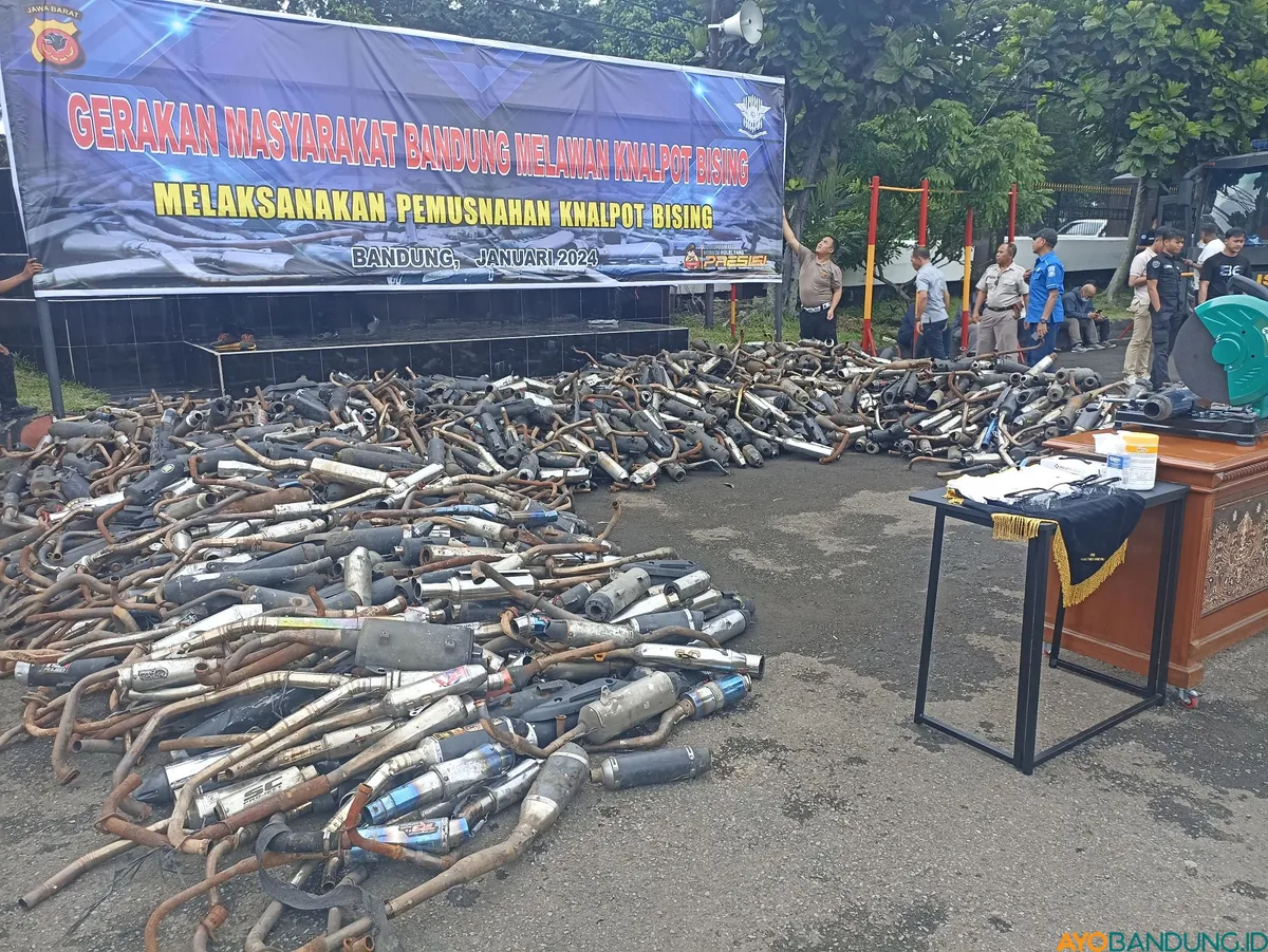 Pemusnahan knalpot bising. (Sumber: ayobandung.id | Foto: Rahmat Kurniawan)