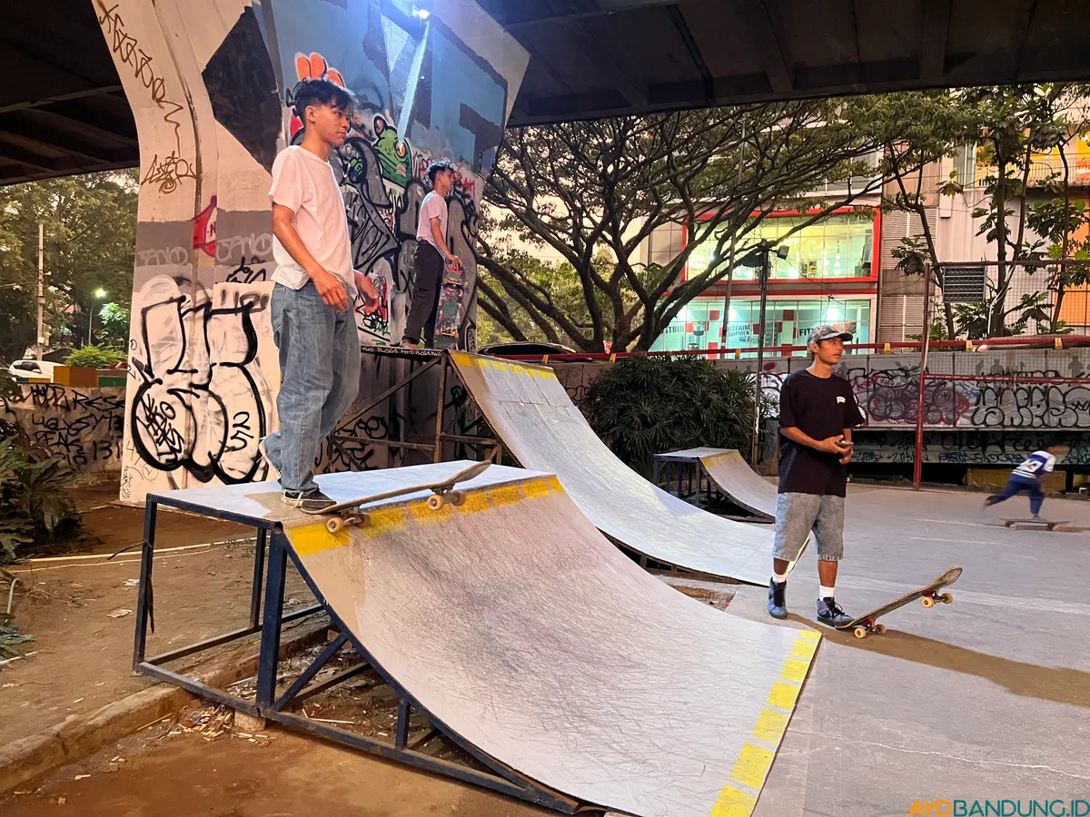 Muhammad Ridho bersama kawan-kawannya rutin bermain skateboard di Taman Skate Pasupati. (Sumber: ayobandung.id | Foto: Ilham Maulana)