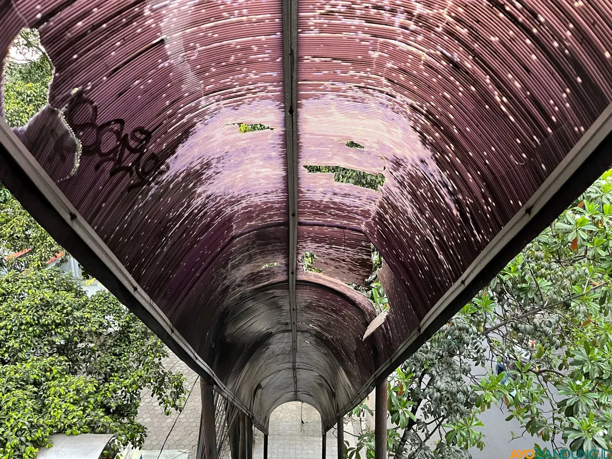 Kanopi di Jembatan Penyeberangan Orang (JPO) di Jalan Jakarta bolong dimakan usia. (Sumber: ayobandung.id | Foto: Ilham Maulana)