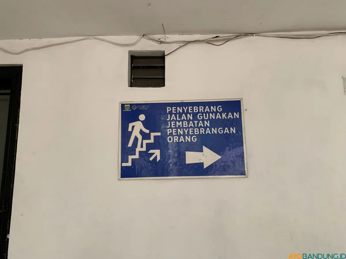 Papan pemberitahuan Jalan Penyebarangan Orang di Jalan Asia Afrika, Kota Bandung. (Sumber: ayobandung.id | Foto: Halwa Raudhatul)